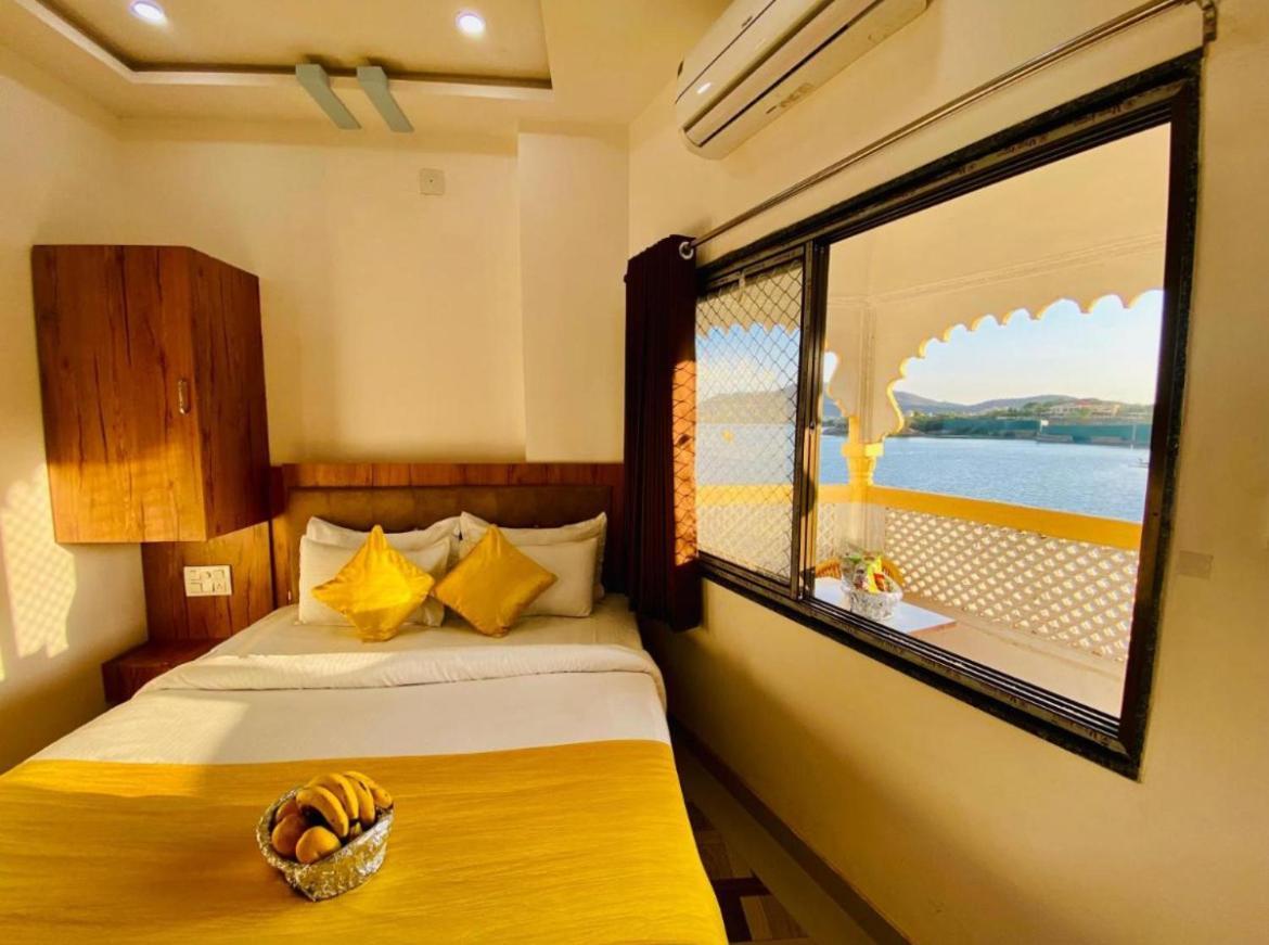 Vallabhgarh A Lake Facing Balcony Udaipur Exterior photo