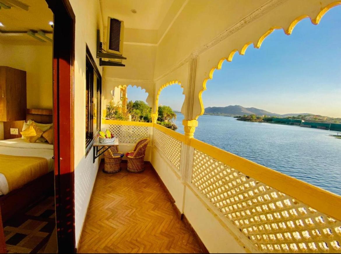 Vallabhgarh A Lake Facing Balcony Udaipur Exterior photo